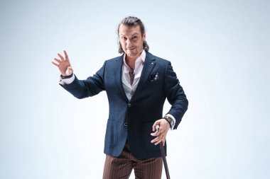 Baston tutan elbiseli adam olgun barded.