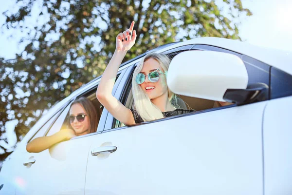 Le giovani donne in macchina sorridenti — Foto Stock