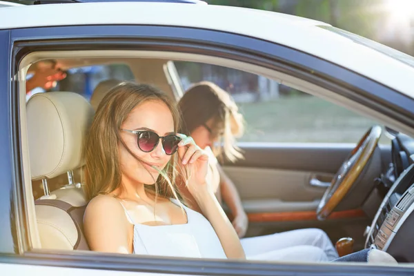 Le giovani donne in macchina sorridenti — Foto Stock