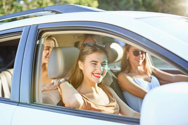 As jovens mulheres no carro sorrindo — Fotografia de Stock