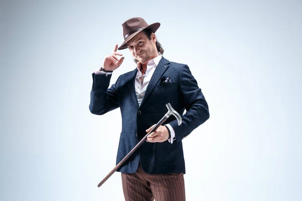 Den mogna mannen i kostym och hatt hålla sockerrör. — Stockfoto