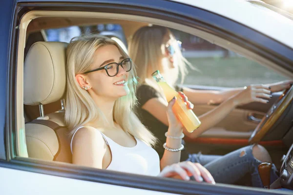As jovens mulheres no carro sorrindo — Fotografia de Stock
