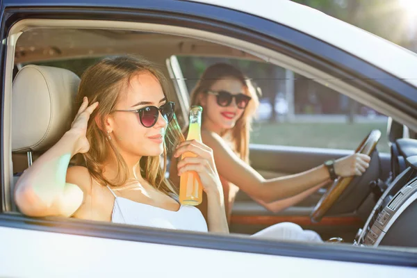 Οι κοπέλες για η χαμογελώντας αυτοκινήτου — Φωτογραφία Αρχείου