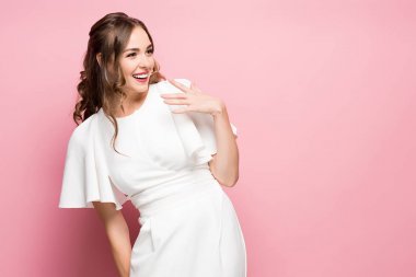 Mutlu duygularla genç kadının portresi