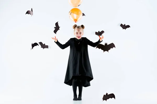 Niña bruja en vestido negro sobre accesorios mágicos. Halloween, la noche del estudio . — Foto de Stock