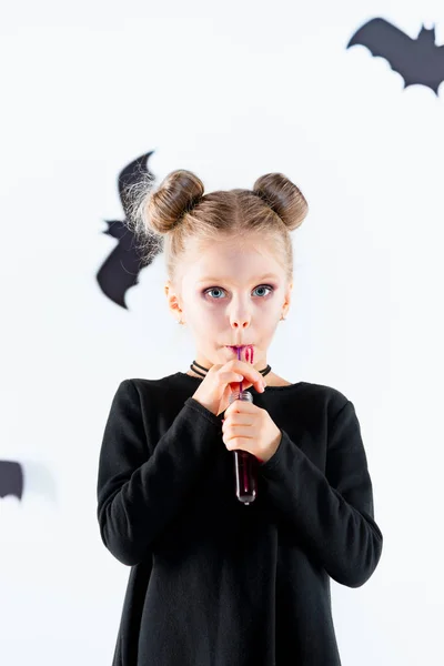 Niña bruja en vestido negro sobre accesorios mágicos. Halloween, la noche del estudio . — Foto de Stock