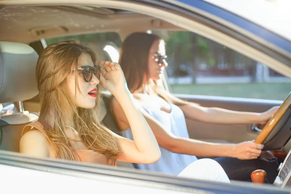 年轻妇女在车微笑 — 图库照片
