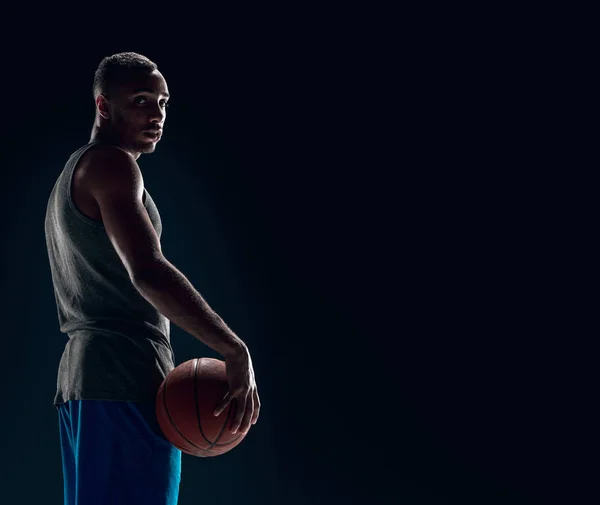 Portret koszykarz z piłką — Zdjęcie stockowe