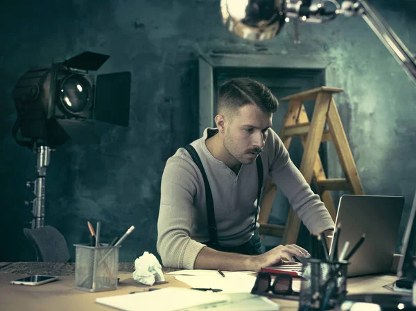 Ofisteki çizim masasında çalışan mimar