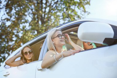 Araba gülümseyen genç kadınların