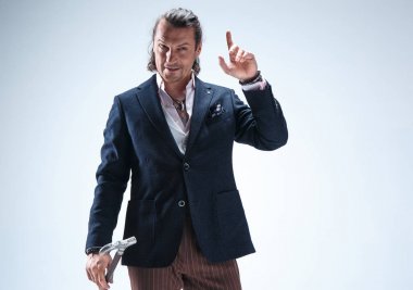 Baston tutan elbiseli adam olgun barded.