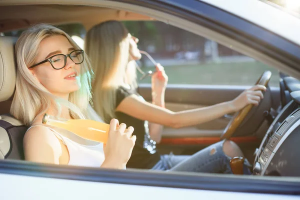 The young women in the car smiling — Stock Photo, Image