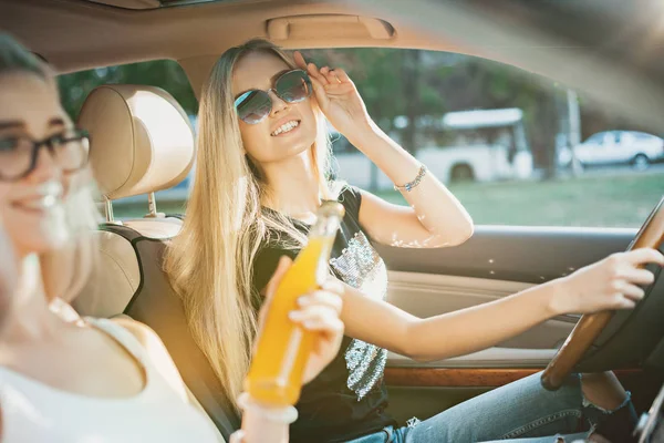 자동차 웃 고 있는 젊은 여성 — 스톡 사진