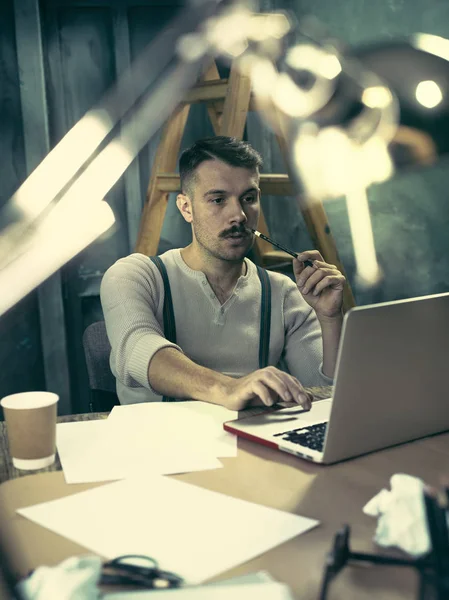 Retrato de un hombre de negocios barbudo que está revisando los detalles de su próxima reunión en su cuaderno y escribiendo . — Foto de Stock