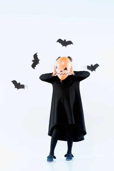 Niña bruja en vestido negro sobre accesorios mágicos. Halloween, la noche del estudio . — Foto de Stock