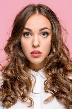 Şaşırmış, mutlu, güzel bir kadın heyecanla yana bakıyor..