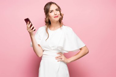 mutlu kadın telefonu konuşuyor. kazma dişli bir gülümseme ile karşı karşıya