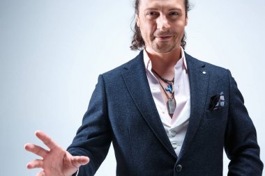 Baston tutan elbiseli adam olgun barded.