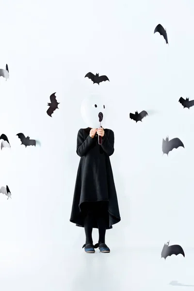 Pequena bruxa menina em vestido preto sobre acessórios mágicos. Halloween, a noite de estúdio . — Fotografia de Stock