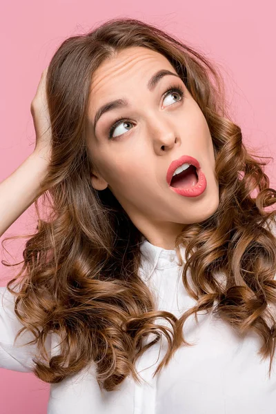 Sorprendido feliz hermosa mujer mirando hacia los lados en la emoción. — Foto de Stock