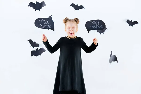 De heks van het meisje in zwarte jurk over magische accessoires. Halloween, de studio-avond. — Stockfoto