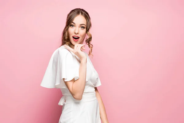 Surpreendido mulher bonita feliz olhando para os lados em emoção. — Fotografia de Stock