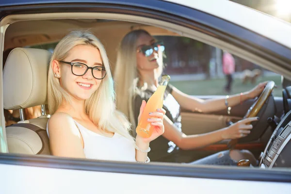 Le giovani donne in macchina sorridenti — Foto Stock