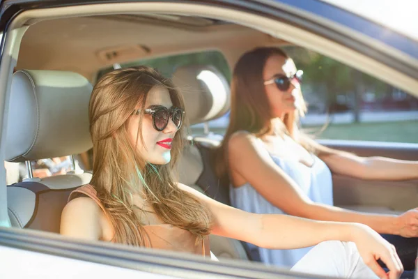 Mulheres jovens no carro sorrindo — Fotografia de Stock