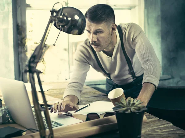 Arkitekt som arbetar med ritbord på kontoret — Stockfoto