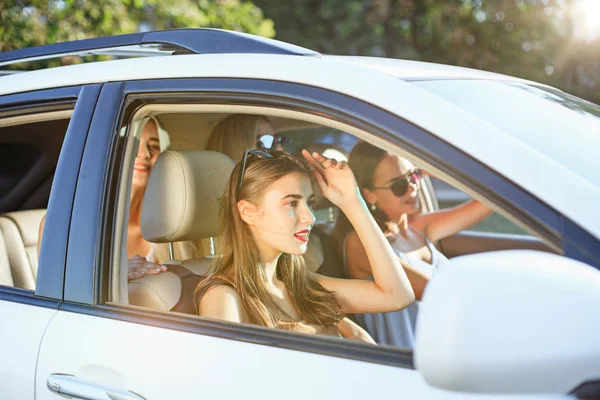 Las jóvenes en el coche sonriendo — Foto de Stock