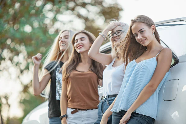 As jovens mulheres de pé perto do carro — Fotografia de Stock