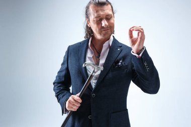 Baston tutan elbiseli adam olgun barded.