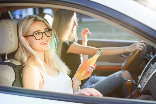 Le giovani donne in macchina sorridenti — Foto Stock