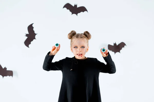 De heks van het meisje in zwarte jurk over magische accessoires. Halloween, de studio-avond. — Stockfoto