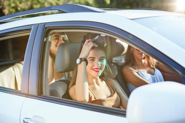 Las jóvenes en el coche sonriendo — Foto de Stock