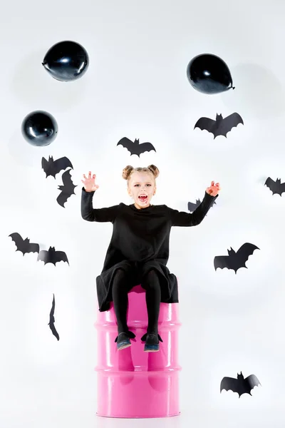 Niña bruja en vestido negro sobre accesorios mágicos. Halloween, la noche del estudio . — Foto de Stock