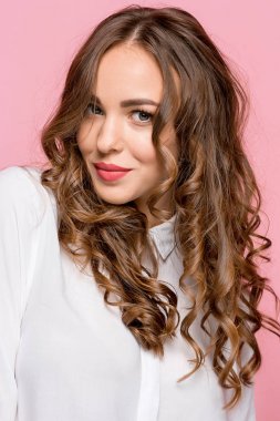 Mutlu duygularla genç kadının portresi