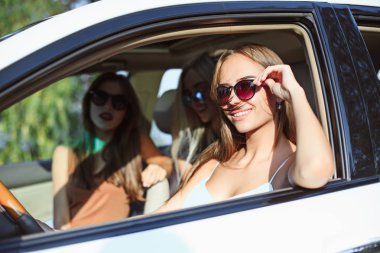 Araba gülümseyen genç kadınların