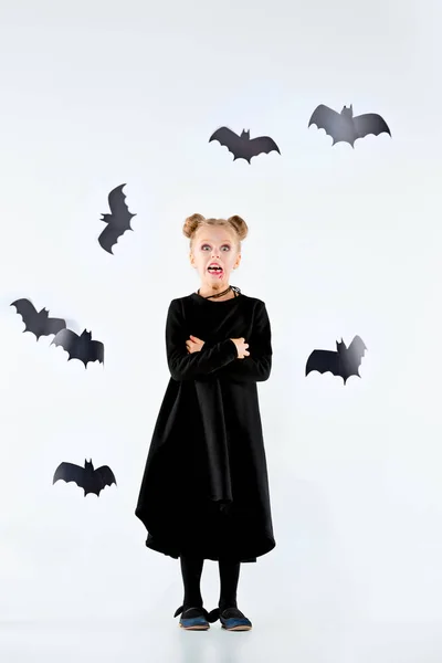 Niña bruja en vestido negro sobre accesorios mágicos. Halloween, la noche del estudio . — Foto de Stock
