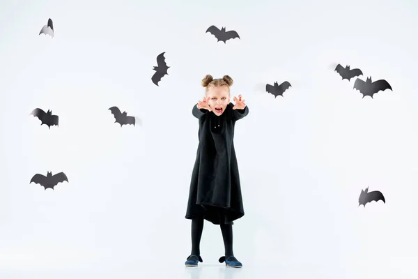 Niña bruja en vestido negro sobre accesorios mágicos. Halloween, la noche del estudio . — Foto de Stock