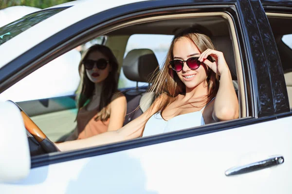 Mulheres jovens no carro sorrindo — Fotografia de Stock