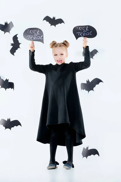 Niña bruja en vestido negro sobre accesorios mágicos. Halloween, la noche del estudio . — Foto de Stock