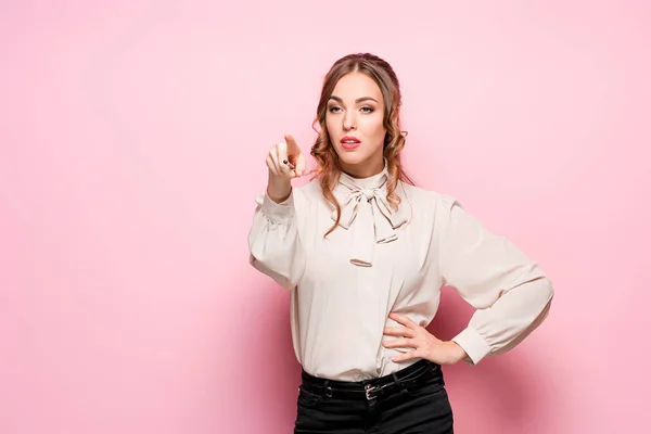 Die ernste frustrierte junge schöne Geschäftsfrau auf rosa Hintergrund — Stockfoto