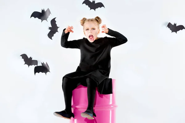 Niña bruja en vestido negro sobre accesorios mágicos. Halloween, la noche del estudio . — Foto de Stock