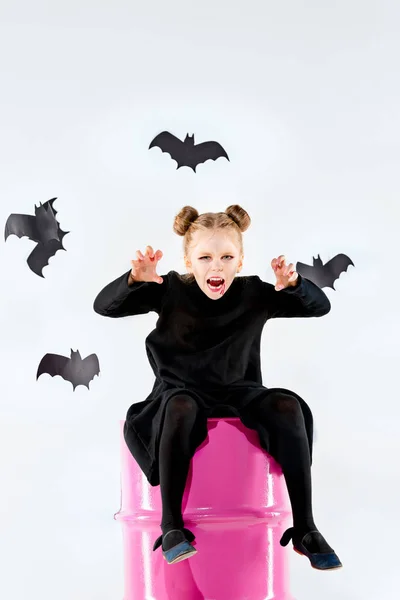 Pequena bruxa menina em vestido preto sobre acessórios mágicos. Halloween, a noite de estúdio . — Fotografia de Stock