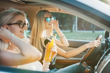 Araba gülümseyen genç kadınların