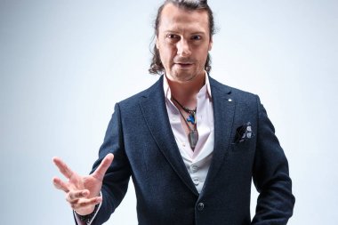 Baston tutan elbiseli adam olgun barded.