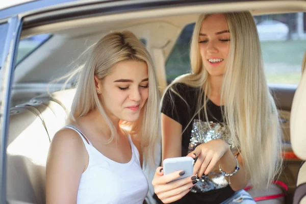 很欧洲女孩在车里的 25-30 岁的移动电话上使照片 — 图库照片