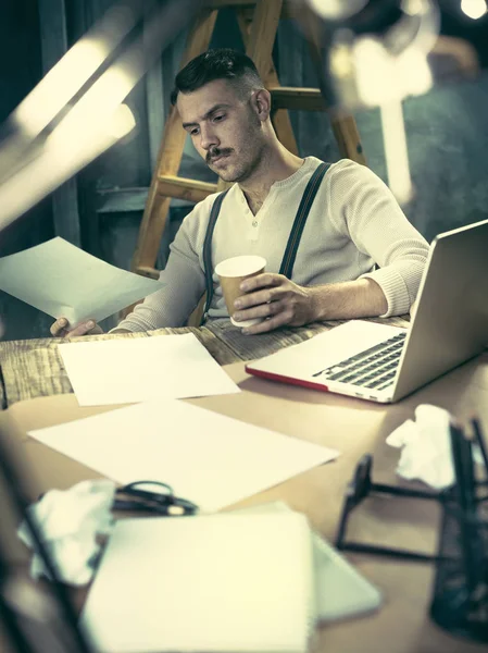 Retrato de un hombre de negocios barbudo que está revisando los detalles de su próxima reunión en su cuaderno y escribiendo . — Foto de Stock