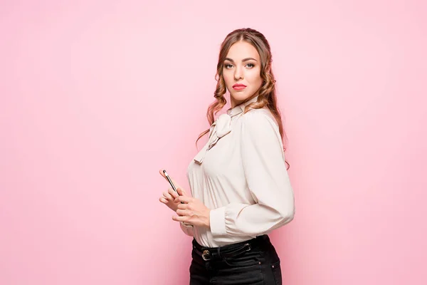 La joven mujer de negocios frustrado serio hermoso sobre fondo rosa — Foto de Stock